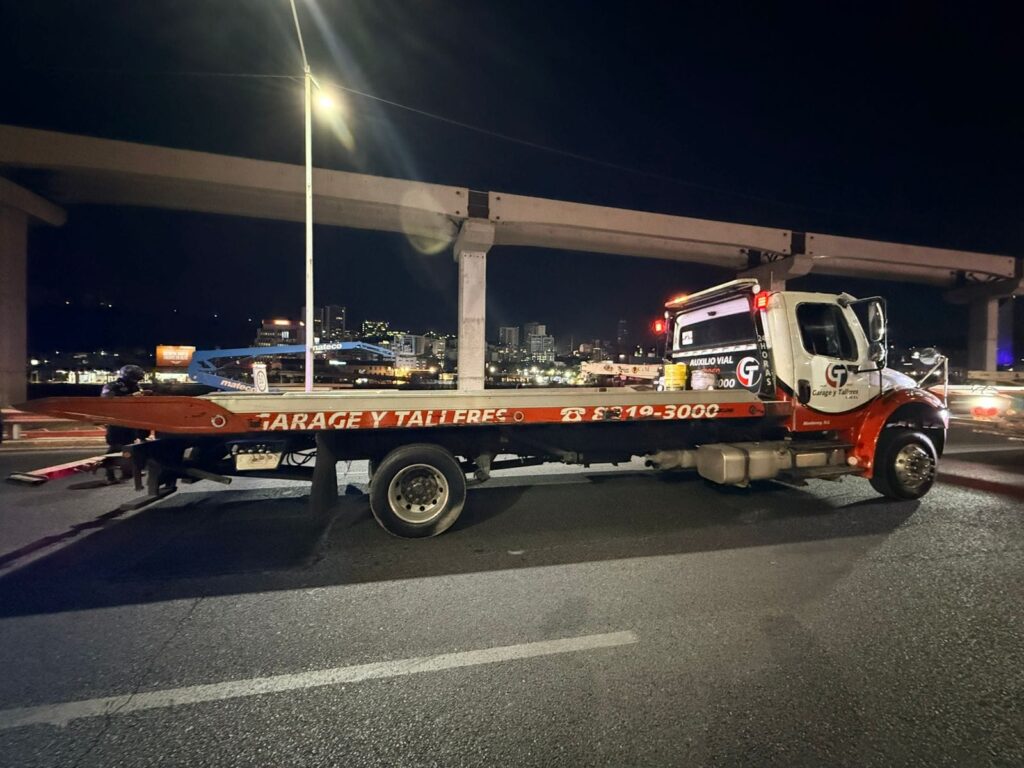 Cae hombre por robar grúa en Monterrey; lo captan cámaras