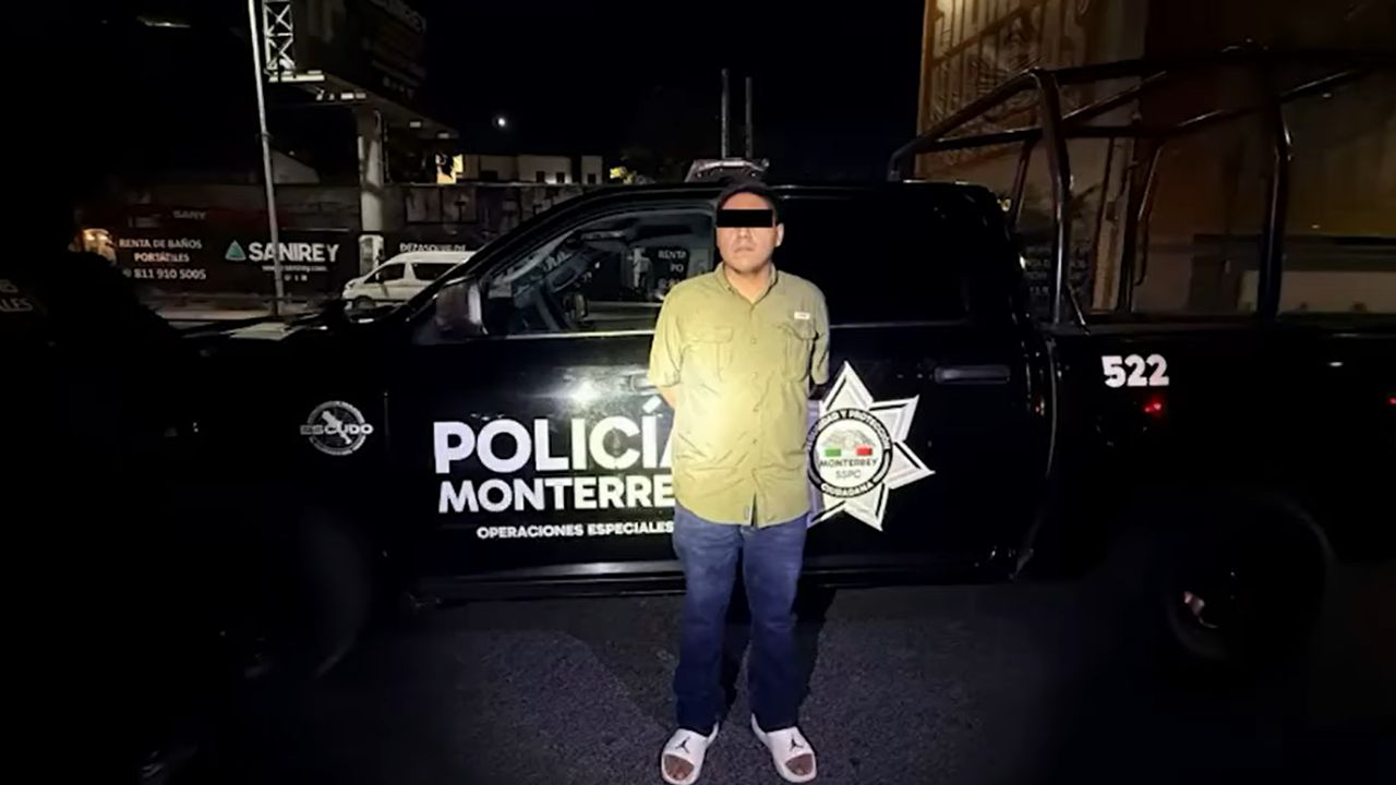 Cae hombre por robar grúa en Monterrey; lo captan cámaras