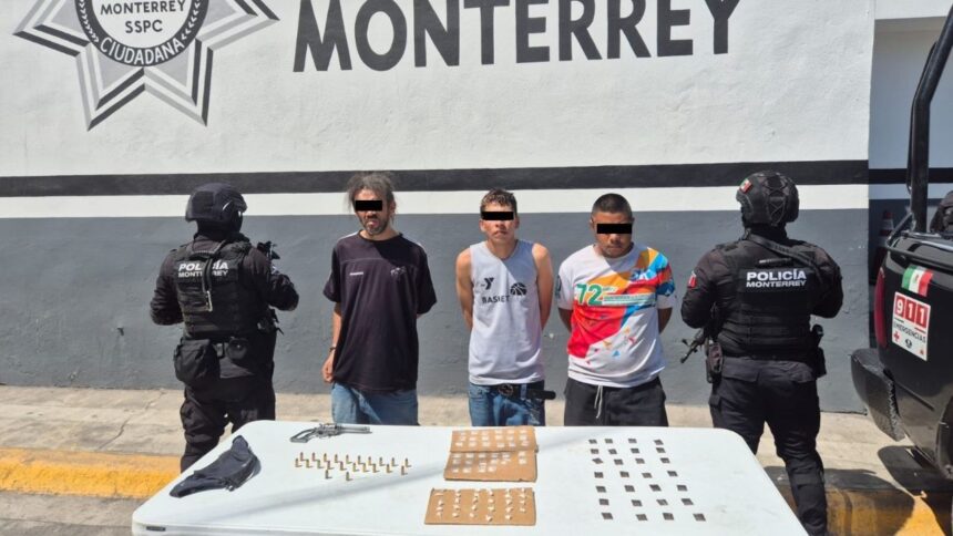 Detienen a tres por droga, arma y allanamiento en Monterrey