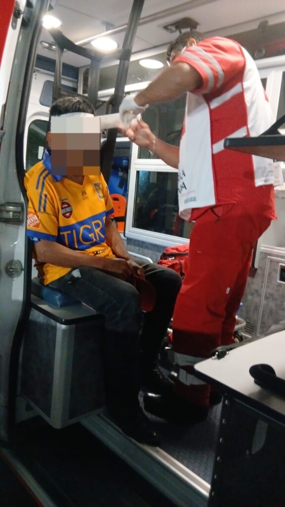 Detienen a hombre por atacar con piedra a peatón en Monterrey