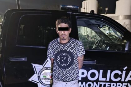 Detienen a joven por agredir a su madre en Monterrey