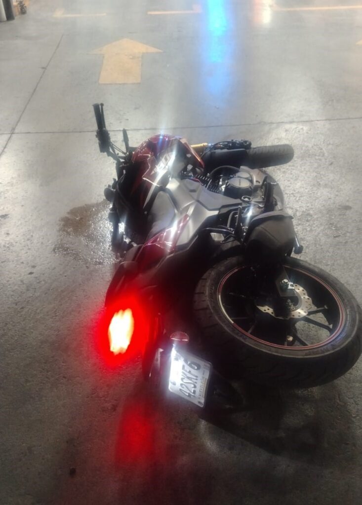Detienen a dos menores con moto robada en Monterrey