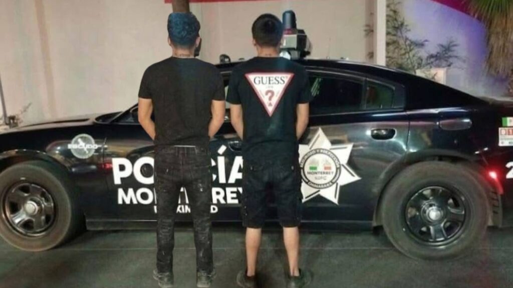 Detienen a dos menores con moto robada en Monterrey