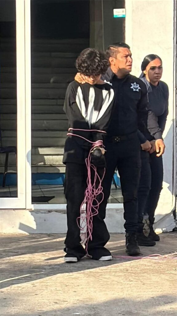 Estudiante mata a maestras en escuela de Michoacán