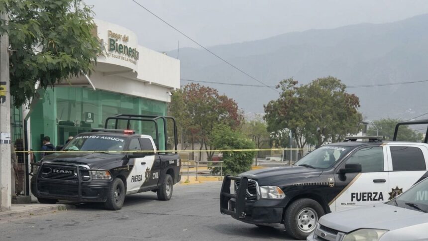 Adulto mayor fallece afuera del Banco del Bienestar en Monterrey