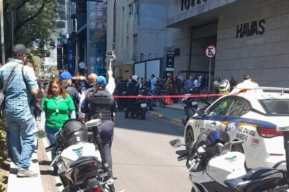 Una persona perdió la vida tras presuntamente caer del piso 10 de la Torre Reforma Latino, ubicada en Paseo de la Reforma en Ciudad de México