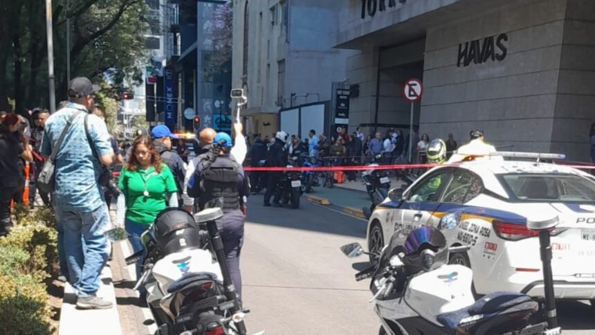Una persona perdió la vida tras presuntamente caer del piso 10 de la Torre Reforma Latino, ubicada en Paseo de la Reforma en Ciudad de México