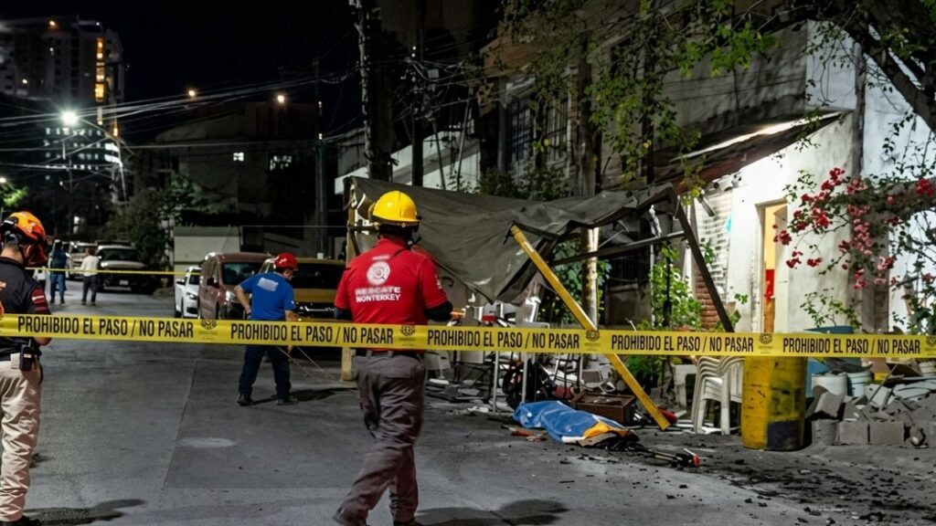 Grúa sin frenos impacta puesto, embiste y muere un hombre