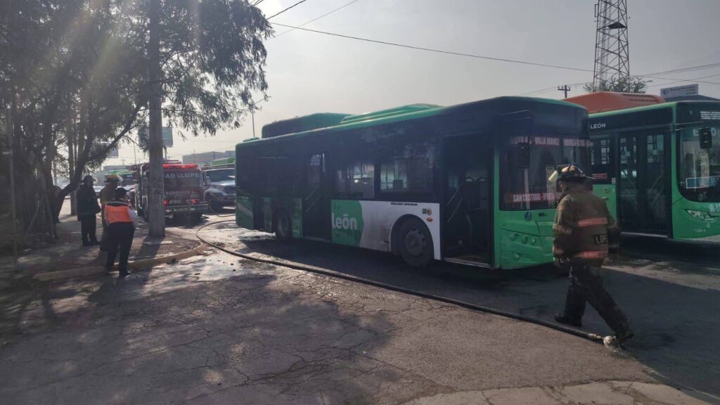 Incendio en camión urbano moviliza a cuerpos de emergencia en Guadalupe