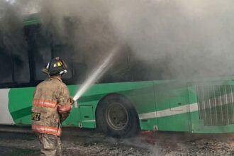 Incendio en camión urbano moviliza a cuerpos de emergencia en Guadalupe
