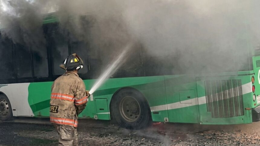 Incendio en camión urbano moviliza a cuerpos de emergencia en Guadalupe