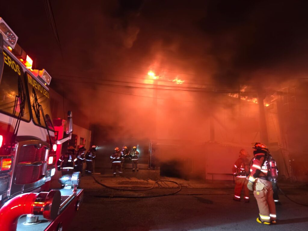 Incendio consume bodega de café en Monterrey