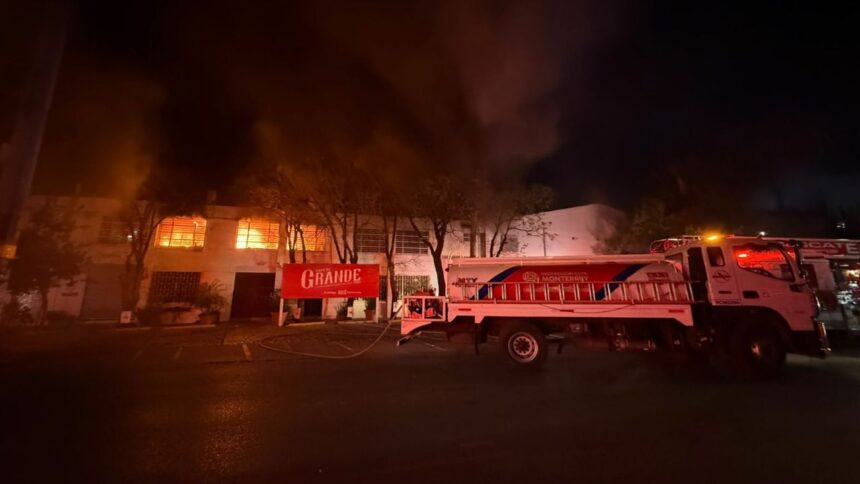 Incendio consume bodega de café en Monterrey
