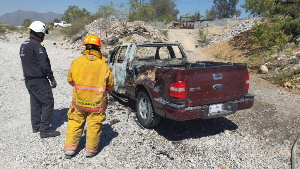 incendio consume camioneta en arroyo de Santa Catarina