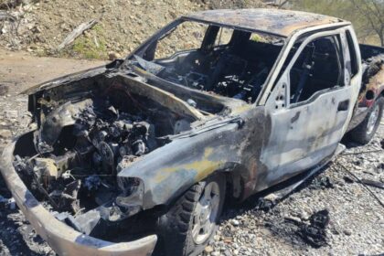 incendio consume camioneta en arroyo de Santa Catarina
