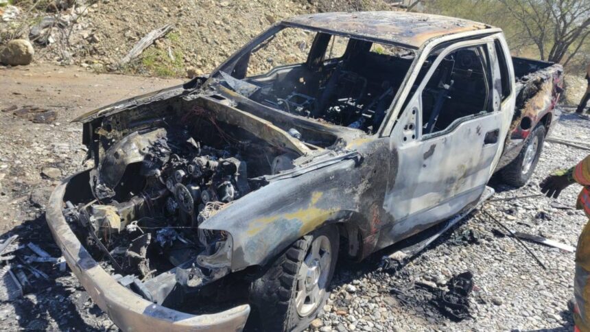 incendio consume camioneta en arroyo de Santa Catarina