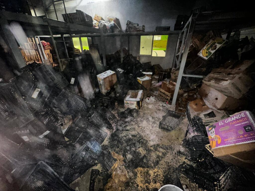 Incendio en frutería de Guadalupe; evacúan a 100 personas