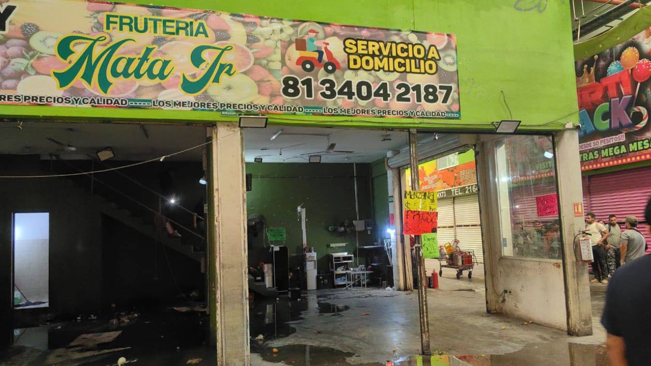 Incendio en frutería de Guadalupe; evacúan a 100 personas