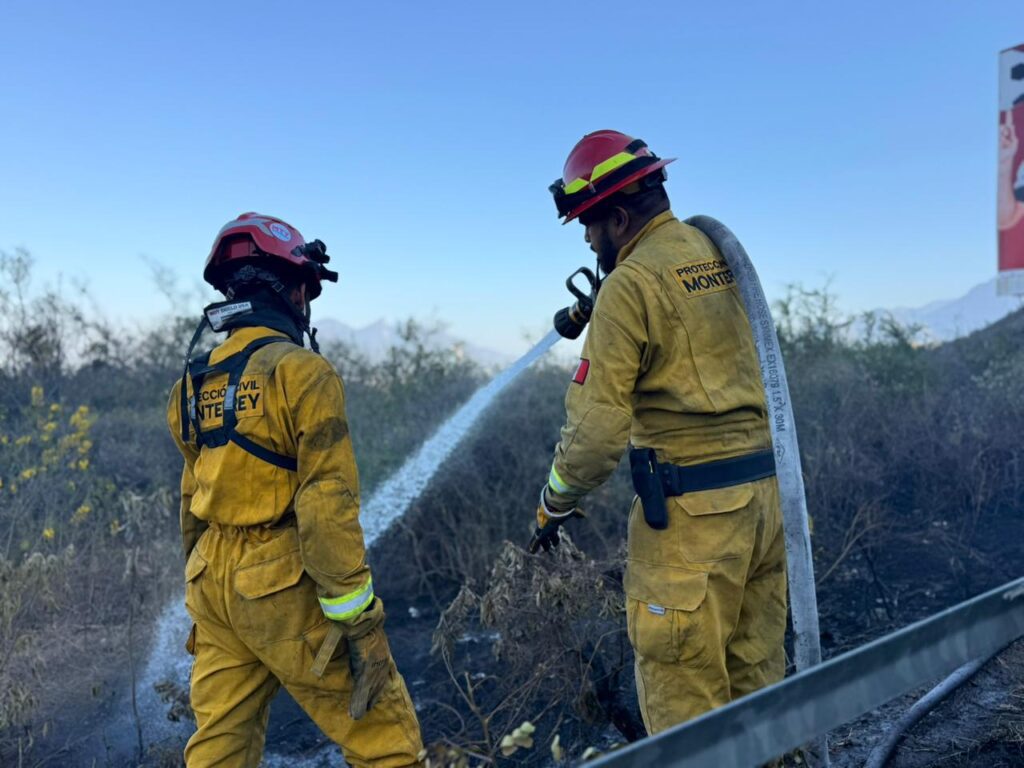 Incendio obliga cierre de Anillo Periférico en Monterrey