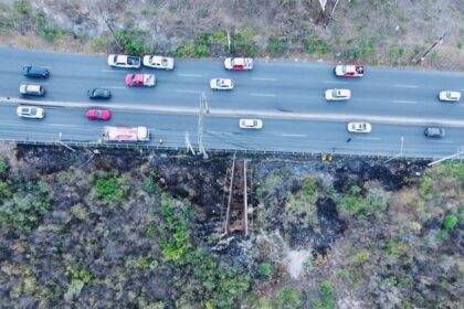 Incendio obliga cierre de Anillo Periférico en Monterrey