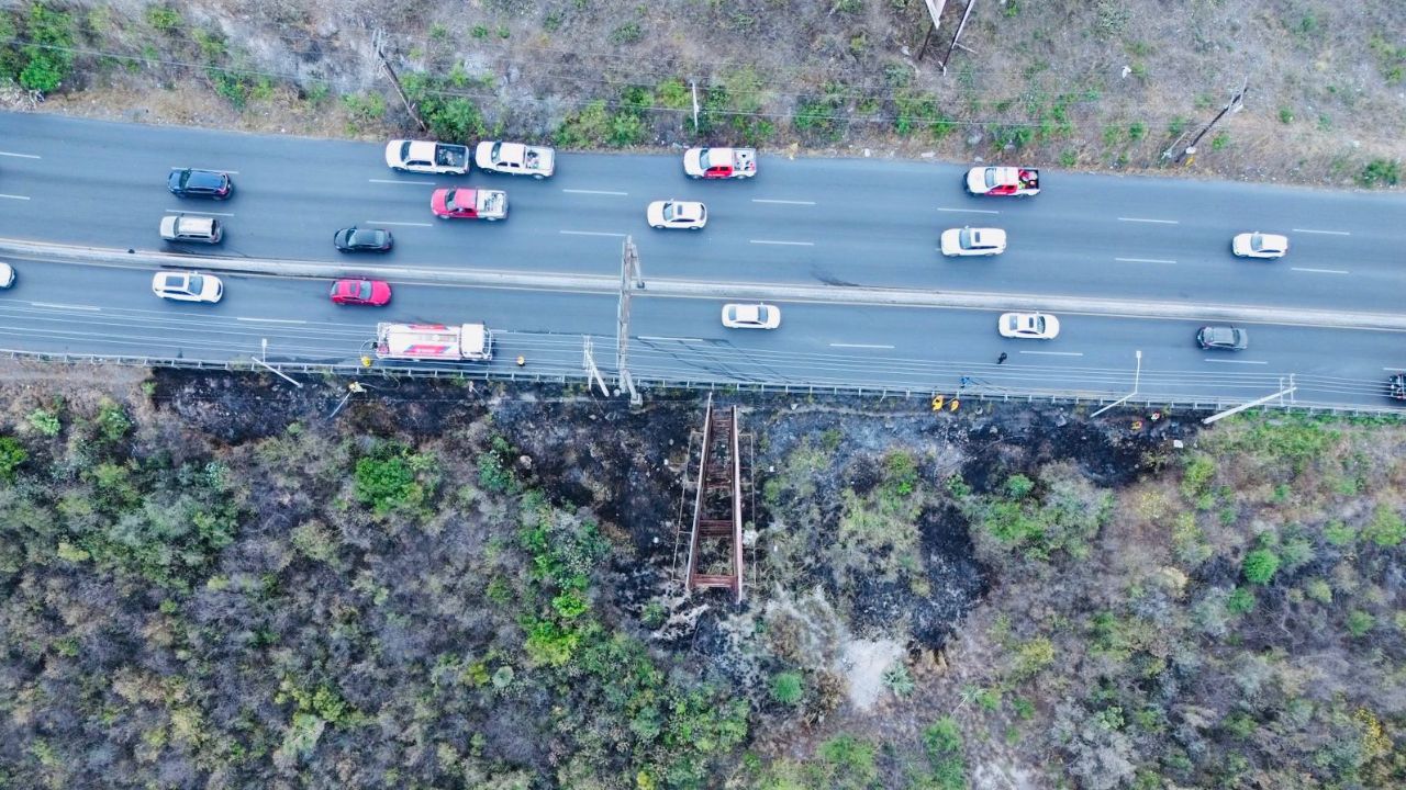 Incendio obliga cierre de Anillo Periférico en Monterrey
