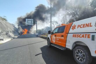 Incendio de pipa con diésel provoca cierre de autopista Monterrey-Reynosa en Juárez