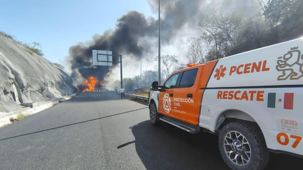 Incendio de pipa con diésel provoca cierre de autopista Monterrey-Reynosa en Juárez
