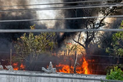Incendio en baldío colapsa vialidad en centro de Monterrey