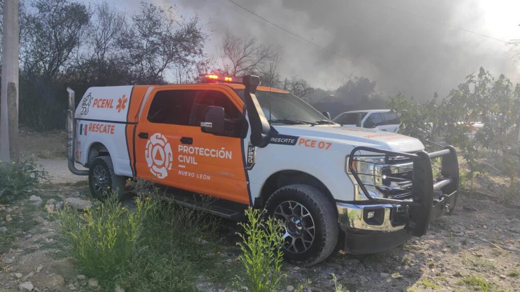 Incendio en tiradero clandestino de llantas moviliza a cuerpos de emergencia en Juárez