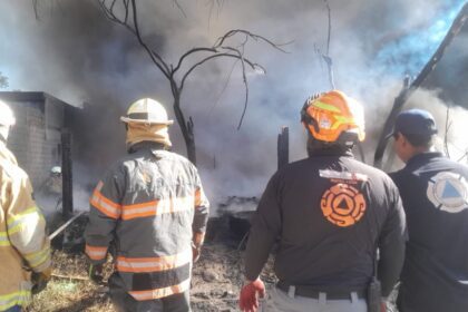 Incendio en tiradero clandestino de llantas moviliza a cuerpos de emergencia en Juárez
