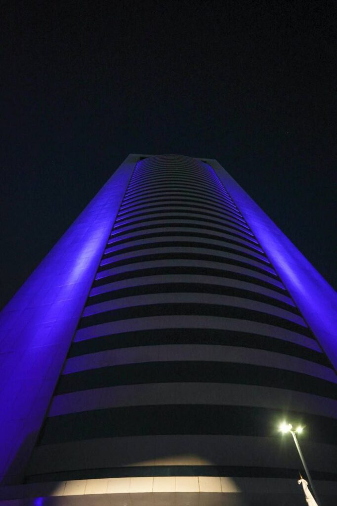 Iluminan Torre Administrativa por el 8M en NL