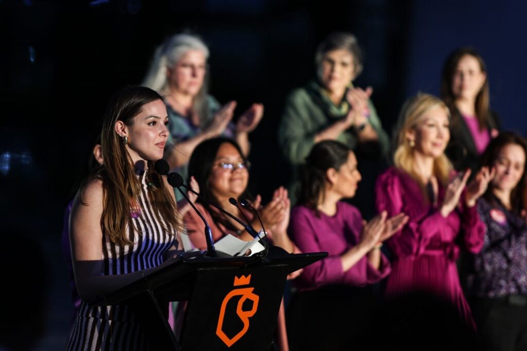 Iluminan Torre Administrativa por el 8M en NL
