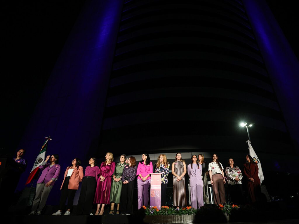 Iluminan Torre Administrativa por el 8M en NL