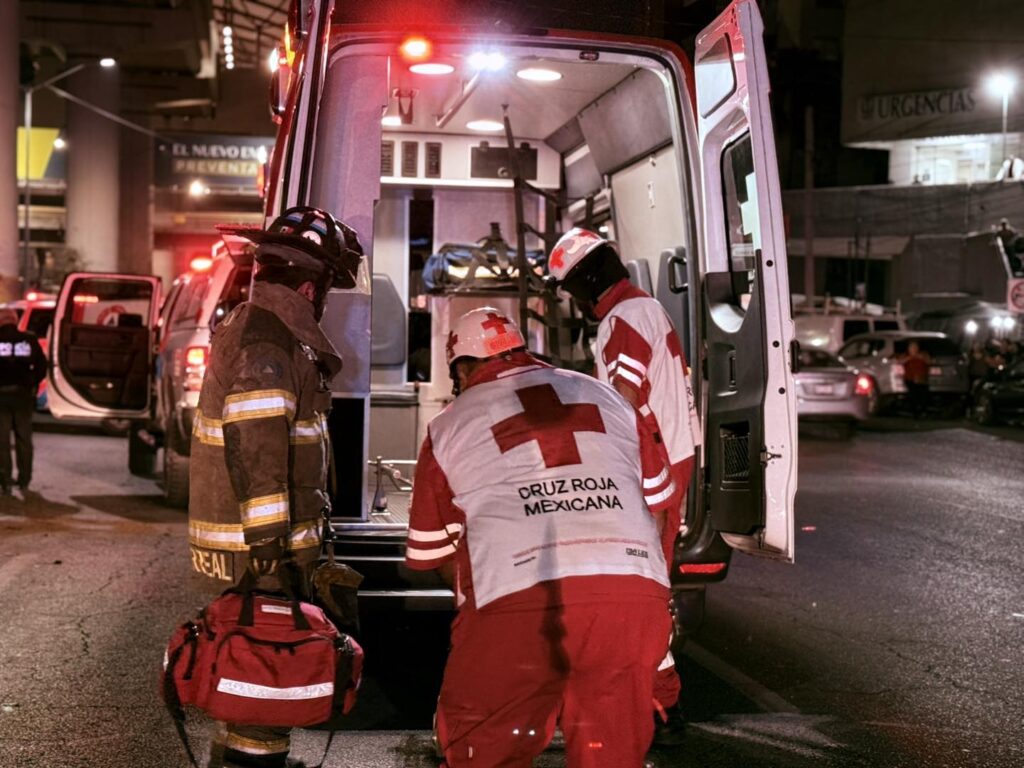 Mujer se estrella contra estructura del Metro en Monterrey
