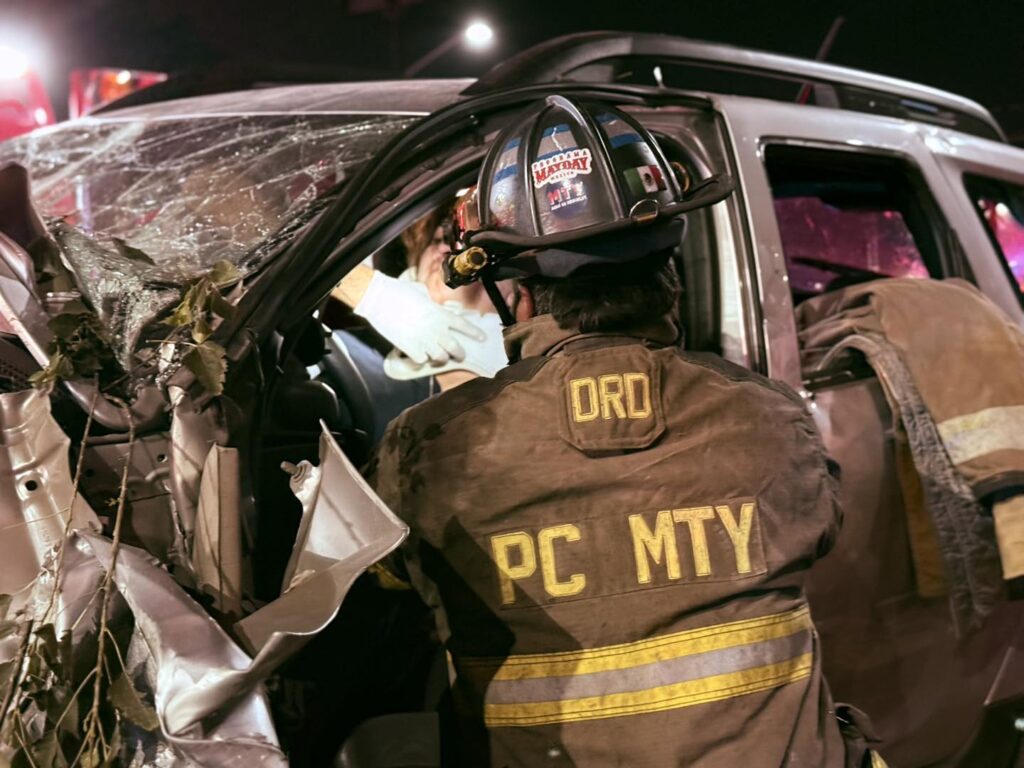 Mujer se estrella contra estructura del Metro en Monterrey