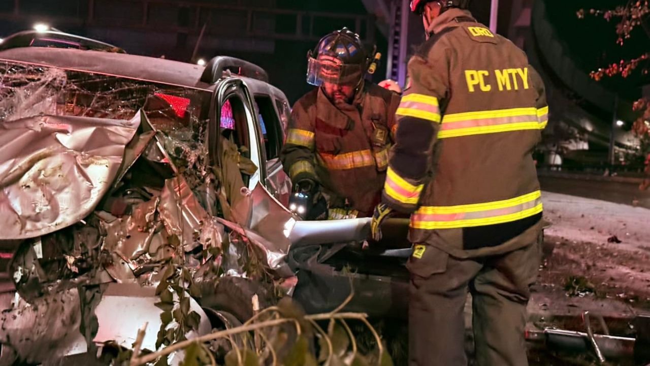 Mujer se estrella contra estructura del Metro en Monterrey