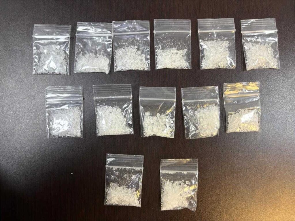 Detienen a pareja en Monterrey con droga y por fraude millonario a adultos mayores