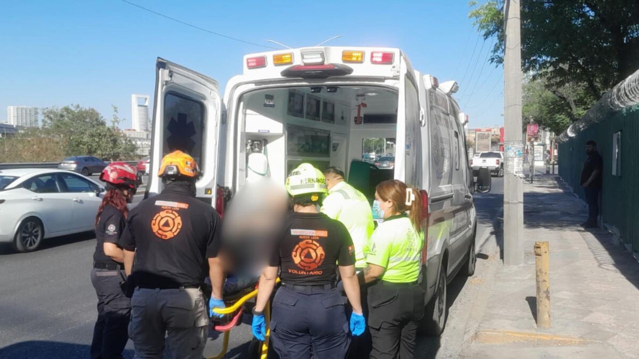 Frenazo en camión deja mujer lesionada en Monterrey