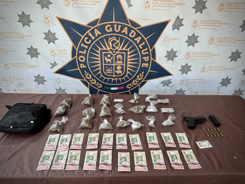 Persecución policial culmina con arresto en plaza comercial