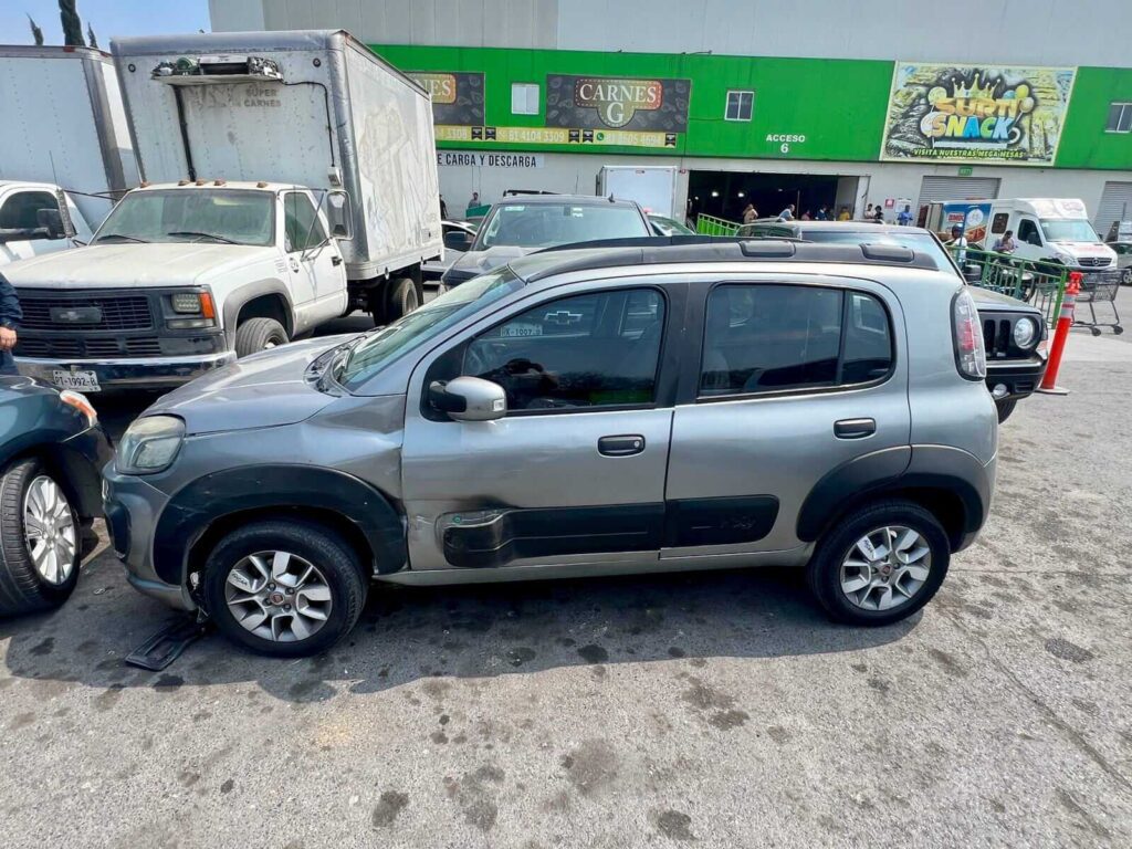 Persecución policial culmina con arresto en plaza comercial