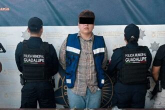 Persecución policial culmina con arresto en plaza comercial