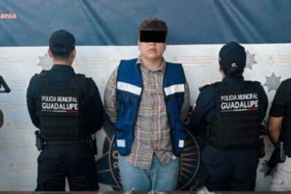 Persecución policial culmina con arresto en plaza comercial