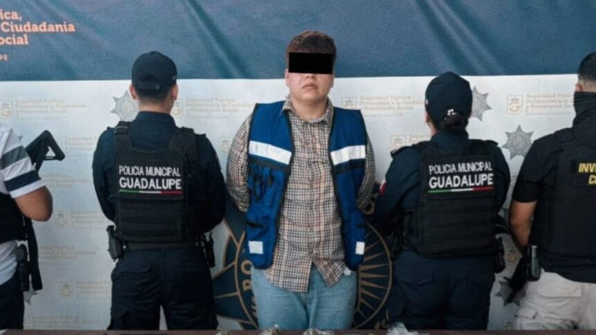 Persecución policial culmina con arresto en plaza comercial