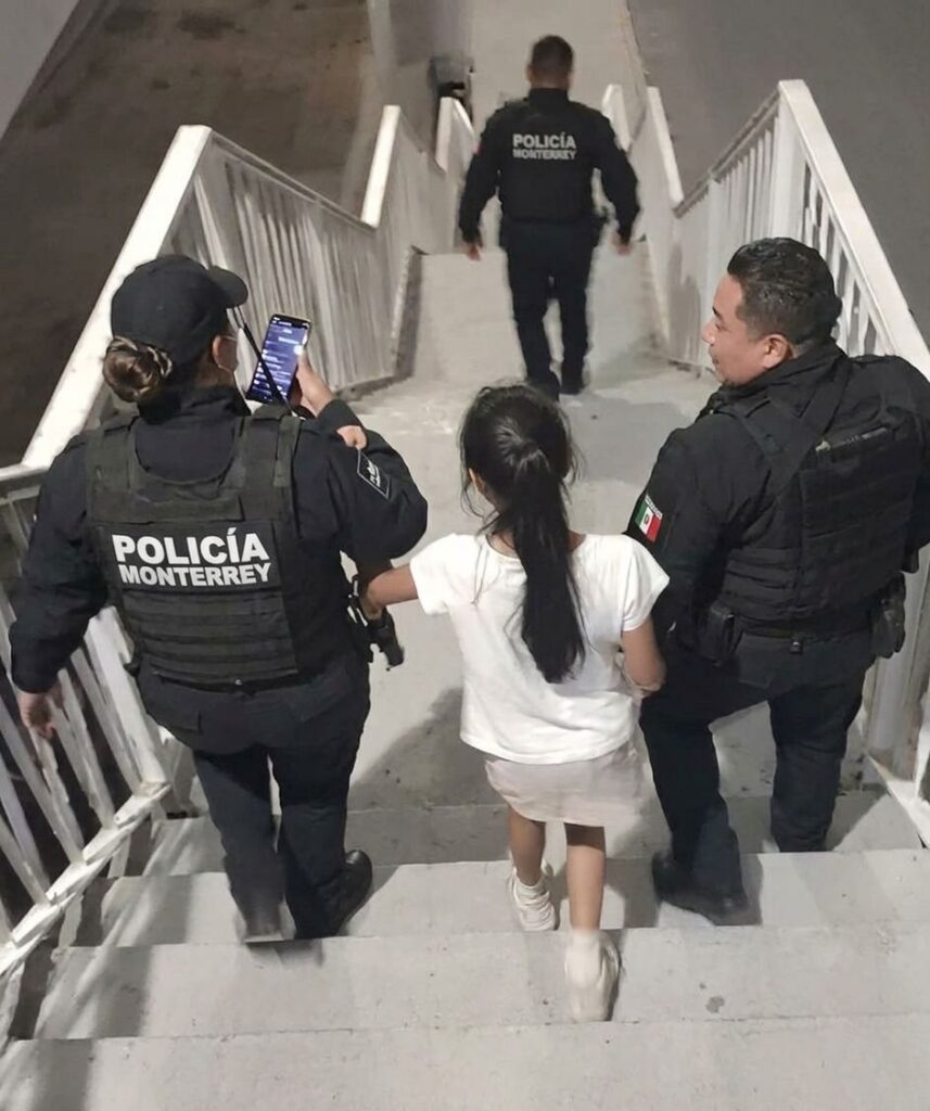 Policías de Monterrey localizan a niña extraviada en Santa Lucía