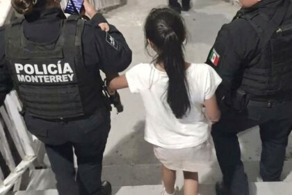 Policías de Monterrey localizan a niña extraviada en Santa Lucía