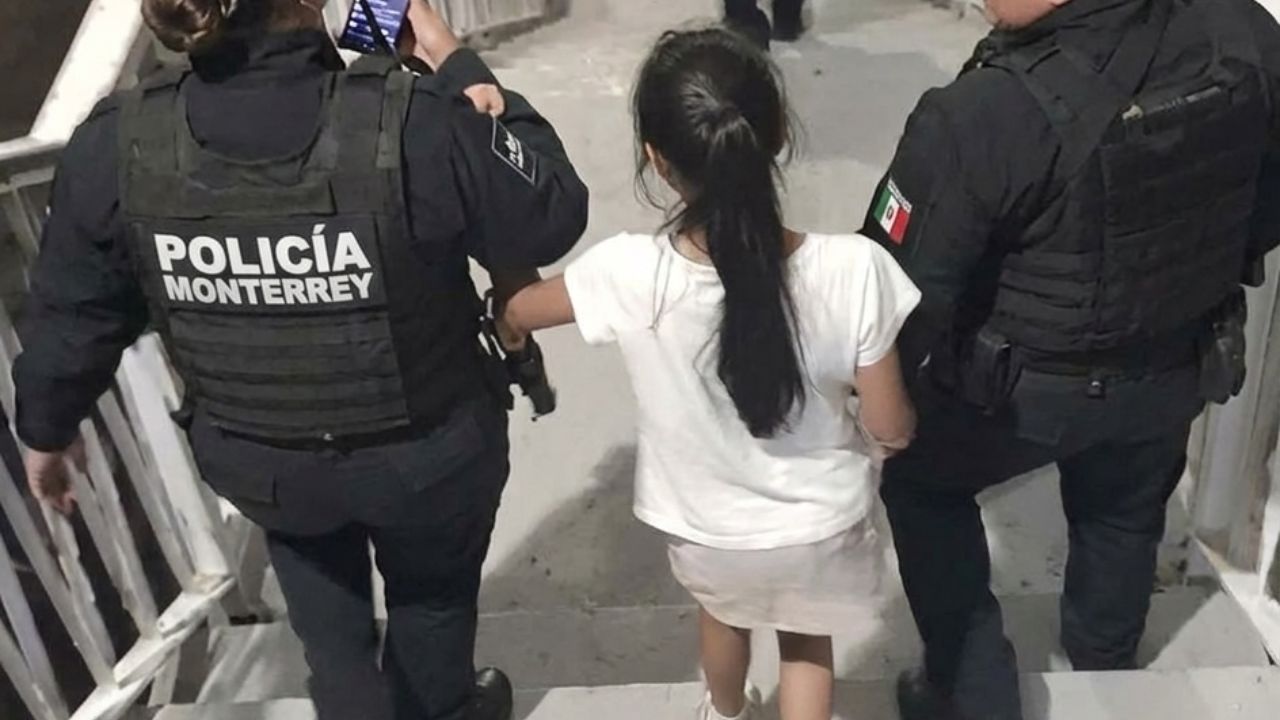 Policías de Monterrey localizan a niña extraviada en Santa Lucía