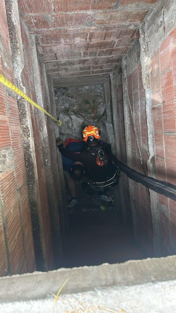 Rescatan a hombre tras caer en tumba en Monterrey