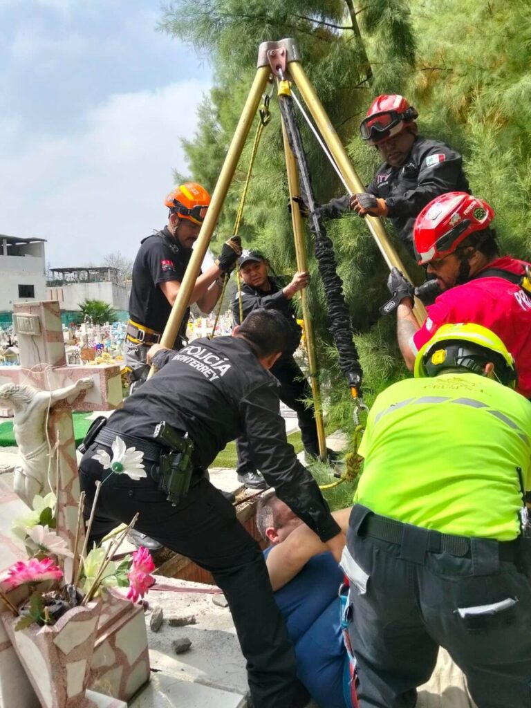 Rescatan a hombre tras caer en tumba en Monterrey