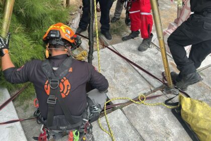 Rescatan a hombre tras caer en tumba en Monterrey