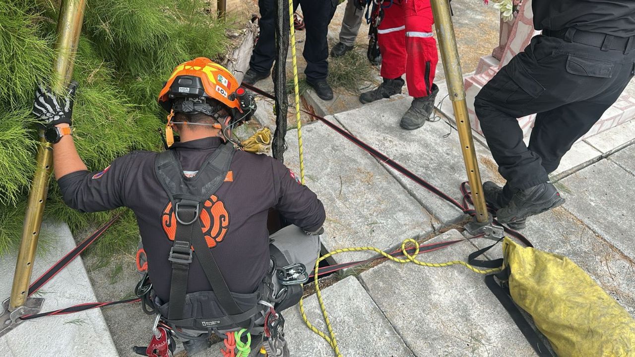 Rescatan a hombre tras caer en tumba en Monterrey